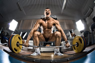 spor salonunda vücut geliştirmeci