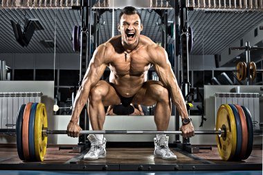 spor salonunda vücut geliştirmeci