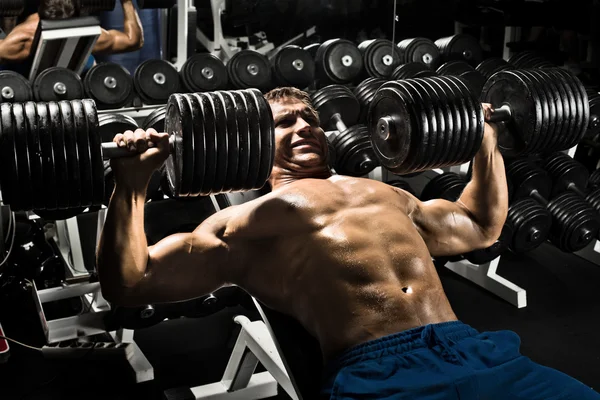 Sport gars dans la salle de gym — Photo