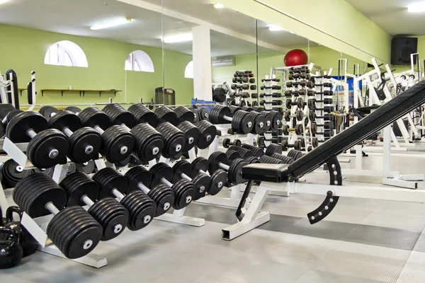 Haltères dans la salle de gym — Photo