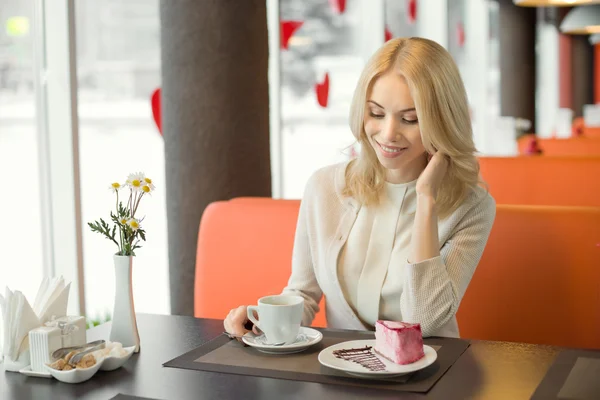 Mujer en la cafetería — Foto de Stock