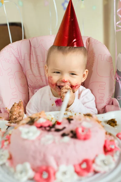 Baby med födelsedagstårta — Stockfoto