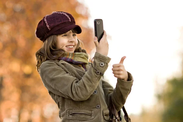 Mädchen mit Handy — Stockfoto