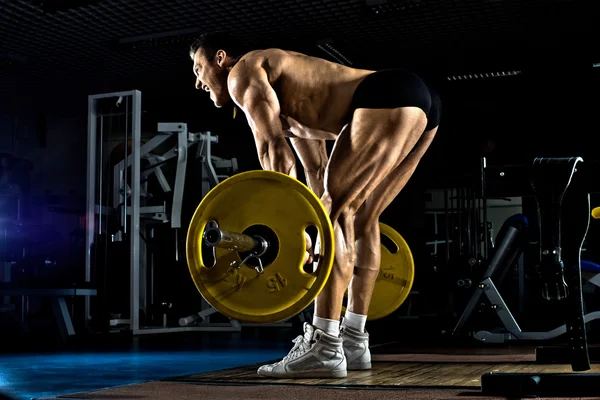 Bodybuilder in gym — Stockfoto