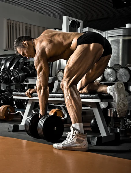 Bodybuilder in gym — Stockfoto