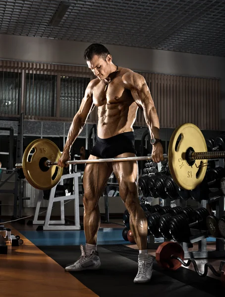 Culturista en gimnasio — Foto de Stock