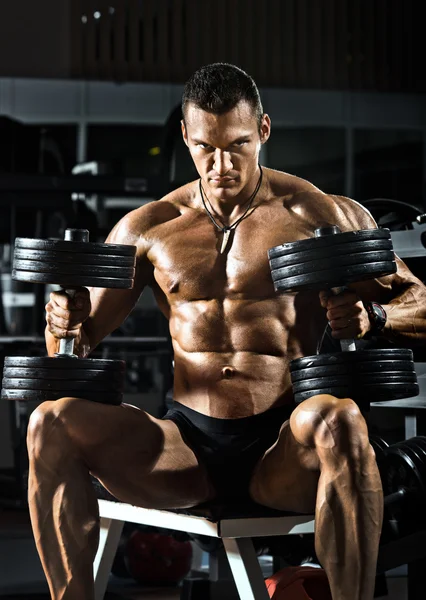 Bodybuilder i gym — Stockfoto