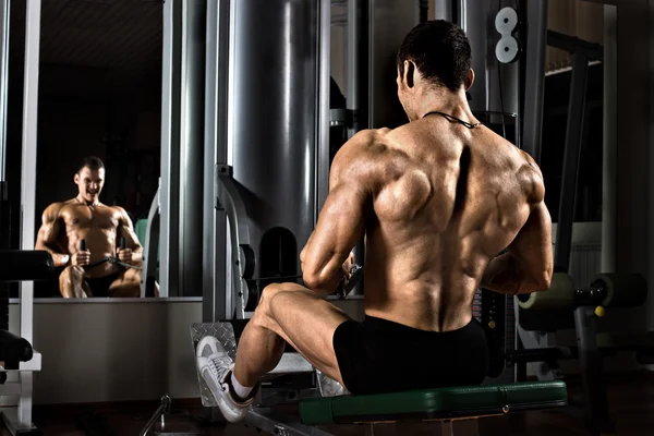 Bodybuilder in gym — Stock Photo, Image