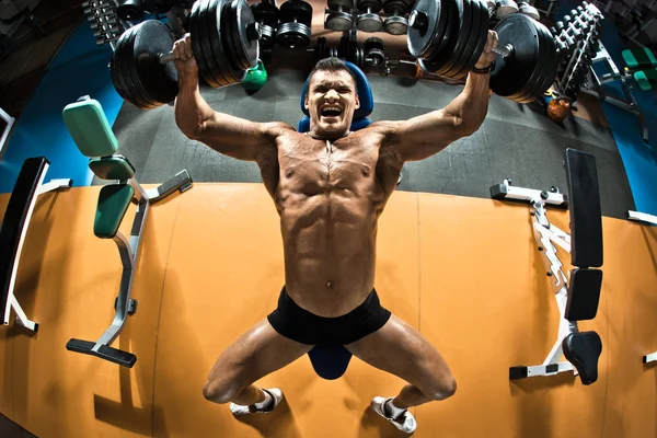 Bodybuilder mit Kurzhanteln — Stockfoto