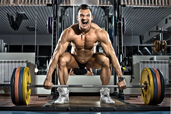 Bodybuilder i gym — Stockfoto