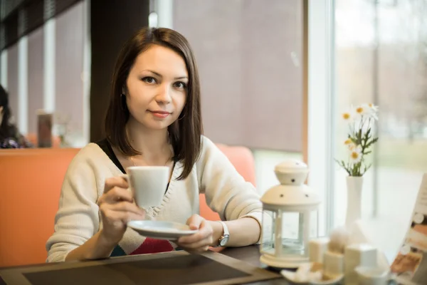 Młoda kobieta w kawiarni — Zdjęcie stockowe