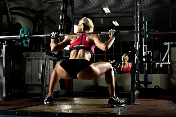 Menina fitness no ginásio — Fotografia de Stock