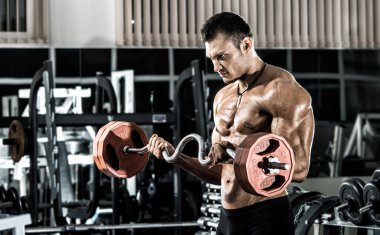 adam vücut geliştirmeci içinde jimnastik salonu