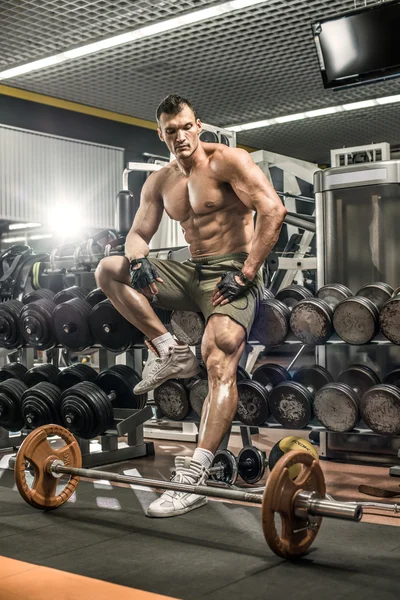 Guy bodybuilder in gym — Stockfoto
