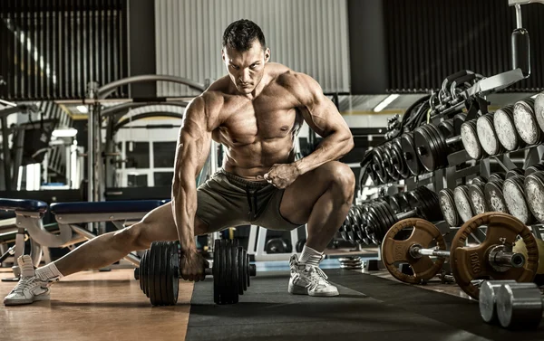 Guy bodybuilder in gym — Stockfoto