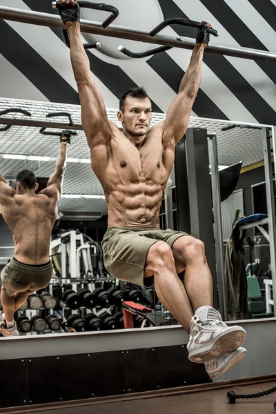 Typ Bodybuilder im Fitnessstudio — Stockfoto