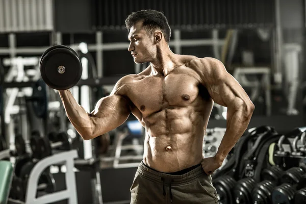 Guy bodybuilder i gym — Stockfoto