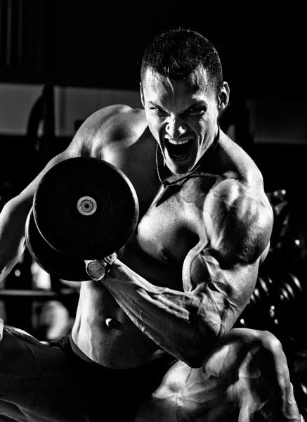 Guy bodybuilder gym — Stockfoto