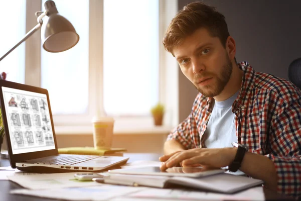 Homme travaillant sur ordinateur portable — Photo