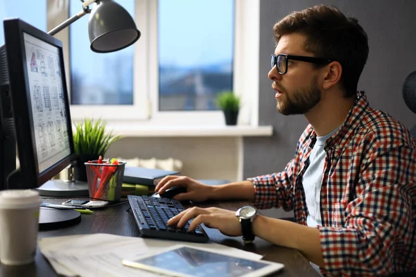 Man werkt op laptop — Stockfoto