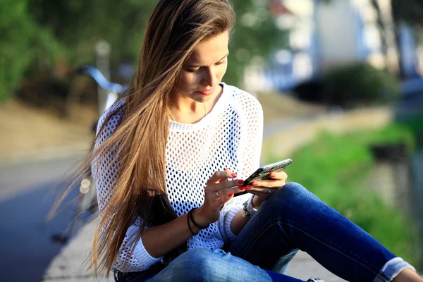 Jeune belle femme avec smartphone - portrait extérieur — Photo