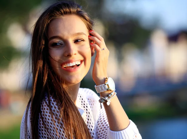 Portrait De Jeune Femme Souriante Belle. Gros plan portrait d'un jeune mannequin frais et beau posant en plein air . — Photo