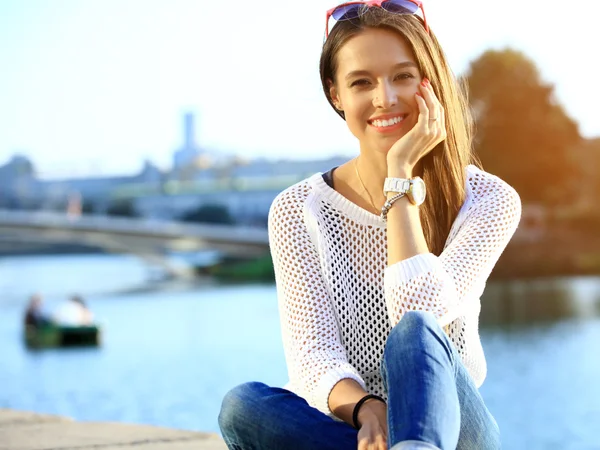 Genç gülümseyen güzel kadın portresi. Yakın çekim portre açık bir taze ve güzel genç moda model poz. — Stok fotoğraf