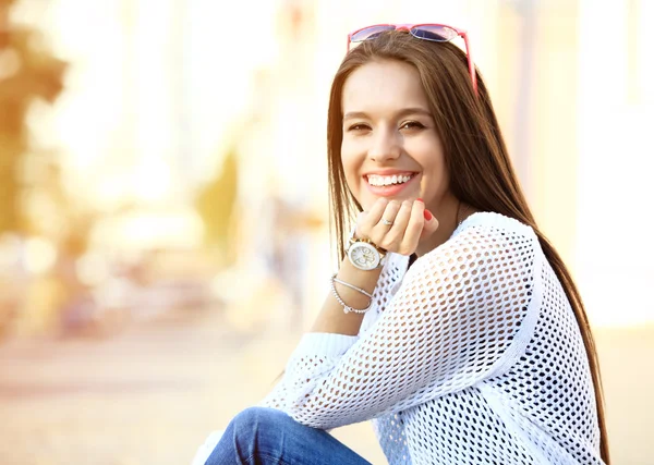 Porträtt av unga leende vacker kvinna. Närbild porträtt av en fräsch och vackra unga mode modell poserar utomhus. — Stockfoto