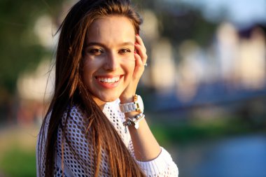 Genç gülümseyen güzel kadın portresi. Yakın çekim portre açık bir taze ve güzel genç moda model poz.