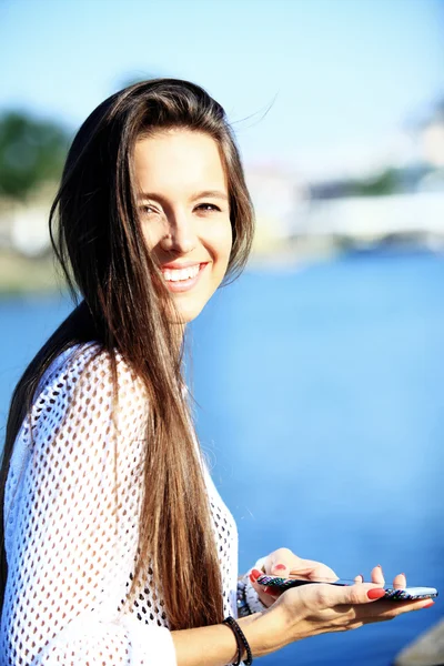 Mujer hermosa joven con teléfono inteligente - retrato al aire libre —  Fotos de Stock