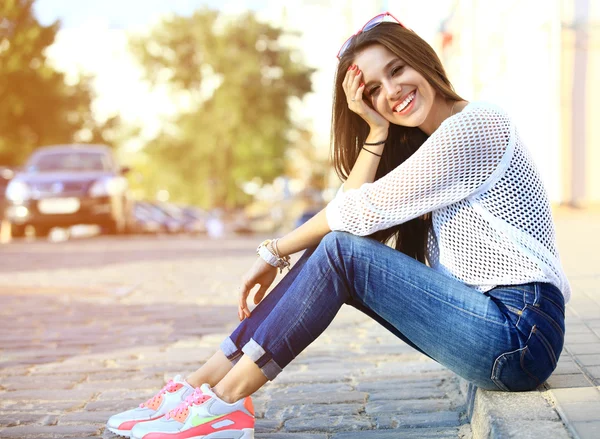 Ritratto di giovane donna bella sorridente. Ritratto ravvicinato di una giovane modella fresca e bella in posa all'aperto . — Foto Stock