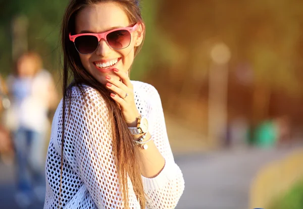 Retrato de una joven y bella mujer sonriente. Retrato de cerca de una joven y hermosa modelo posando al aire libre . —  Fotos de Stock