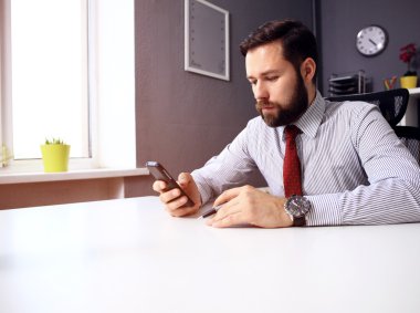 Akıllı cep telefonu kullanan adama yaklaş
