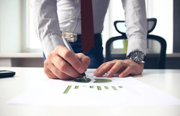 Mannenhand wijzend op bedrijfsdocument tijdens de bespreking van de bijeenkomst — Stockfoto