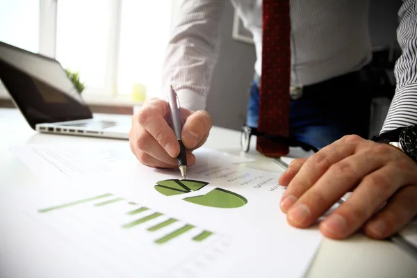 Mannenhand wijzend op bedrijfsdocument tijdens de bespreking van de bijeenkomst — Stockfoto