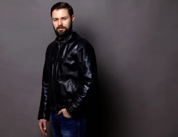 Aantrekkelijke jonge Man dragen Leather Jacket op grijs — Stockfoto