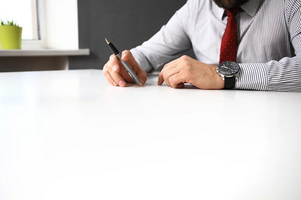 Manlig hand pekar på affärsdokumentet under diskussionen vid mötet — Stockfoto