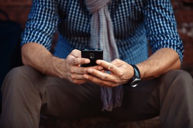 Akıllı cep telefonu kullanan adama yaklaş