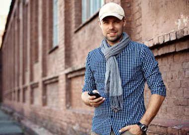 Genç işadamı profesyonel smartphone cep telefonu ile app mesaj sms mesaj smartphone kullanarak street yürüyüş