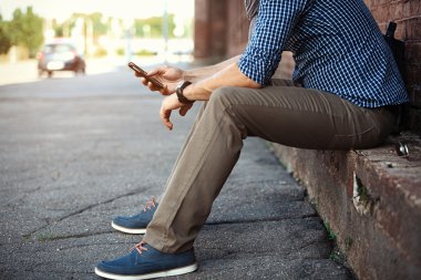 Akıllı cep telefonu kullanan adama yaklaş