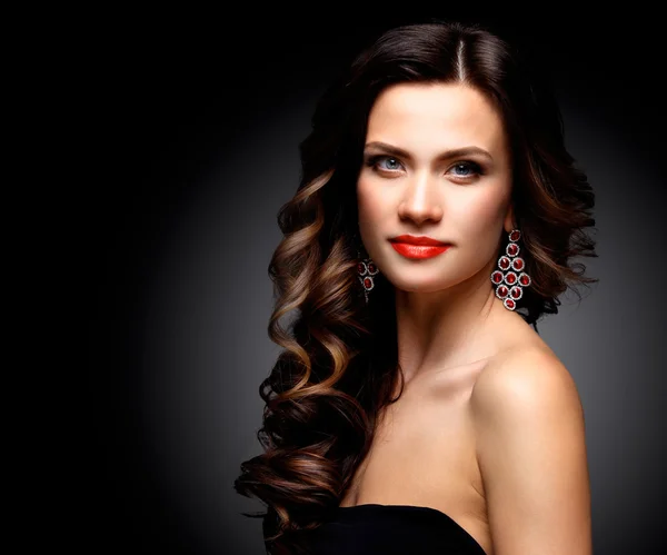 Belleza Modelo Mujer con Cabello Largo Marrón Ondulado. Cabello saludable y hermoso maquillaje profesional. Labios Rojos y Ojos Ahumados Maquillaje. Precioso retrato de Glamour Lady. Cuidado del cabello, concepto de cuidado de la piel — Foto de Stock