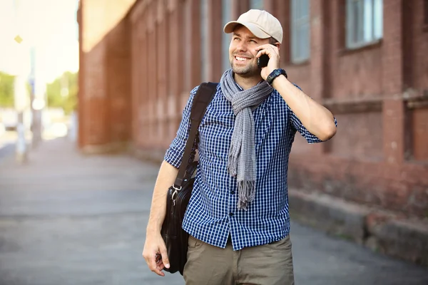 Jonge zakenman professional op smartphone wandelen in de straat met behulp van SMS sms-bericht app op smartphone — Stockfoto