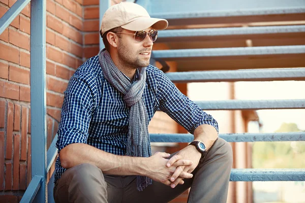 Portrait de jeune homme branché dans la ville — Photo