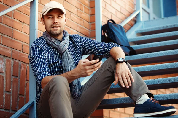 Portret van trendy jonge man in de stad — Stockfoto