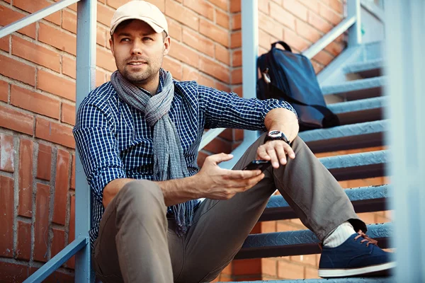 Portrait de jeune homme branché dans la ville — Photo