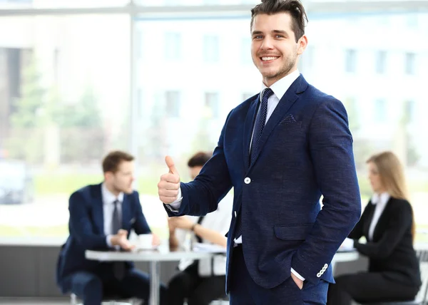 Zakenman weergegeven: Ok met duim omhoog te ondertekenen. — Stockfoto