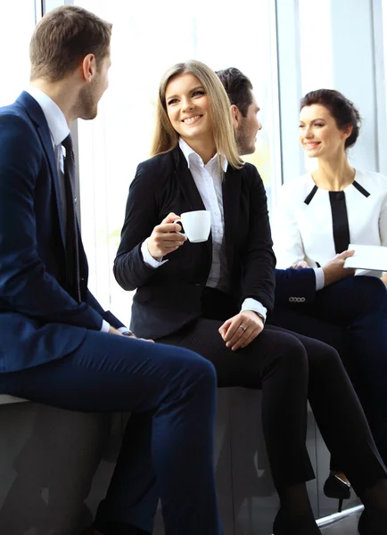 Jovem casal de profissionais conversando durante o coffee break — Fotografia de Stock