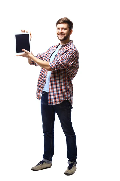 Uśmiechnięty mężczyzna młody przy użyciu komputera typu tablet na białym tle — Zdjęcie stockowe