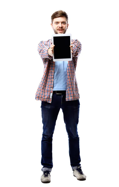 Usmívající se mladý muž pomocí tabletového počítače před bílým pozadím — Stock fotografie