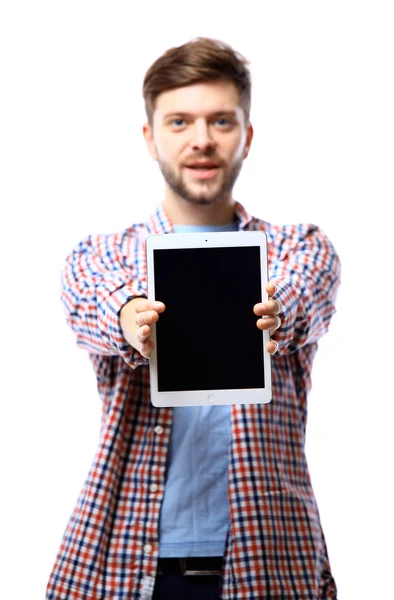 Joven sonriente usando tableta contra fondo blanco — Foto de Stock